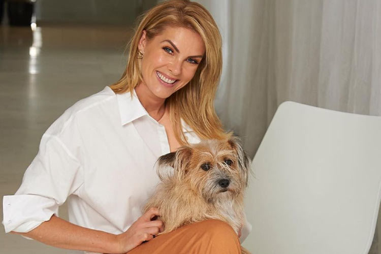 ana-hickmann-recebe-homenagem-de-artista:-‘me-da-forcas-para-continuar’