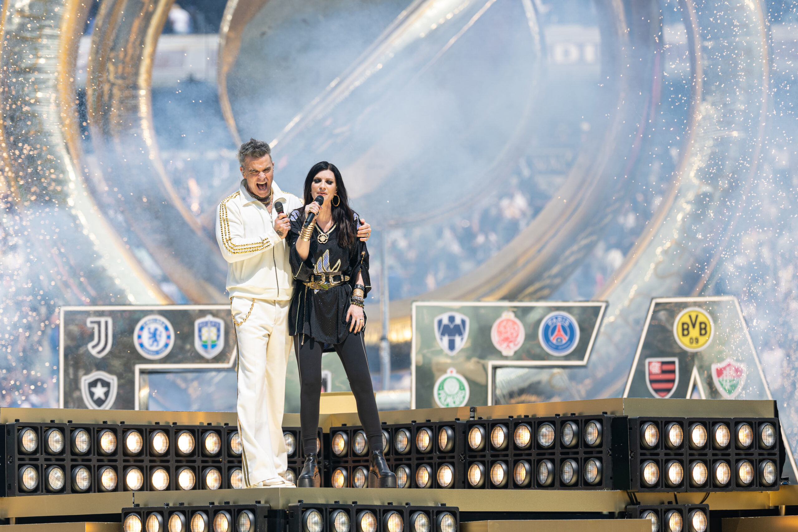 laura-pausini-e-robbie-williams-apresentam-desire-na-final-do-mundial-de-clubes-da-fifa