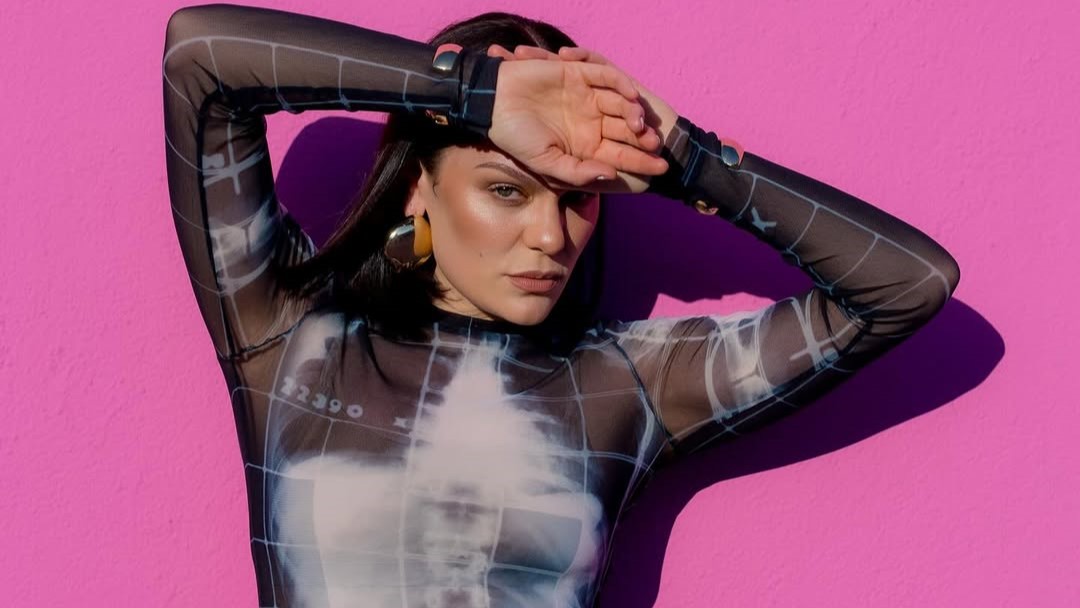jessie-j-cancela-turne-nos-estados-unidos-e-adia-shows-na-europa-apos-necessidade-de-nova-cirurgia