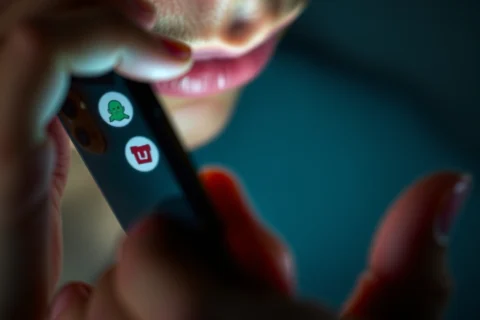 Caos Digital: Como a Pressão por Engajamento Está Transformando Amizades em Moeda Social