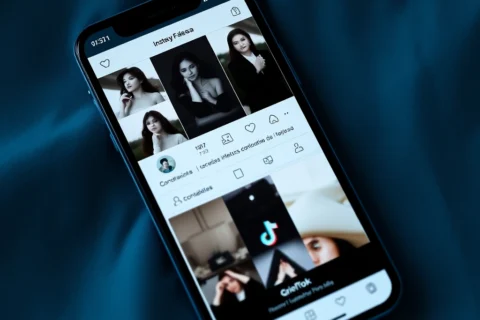 O Silêncio Vira Viral: Como as Redes Sociais Estão Transformando o Luto em Espetáculo