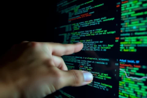 O Vazio Por Trás do Telão: A Nova Polêmica das Fake News em Campanhas Políticas